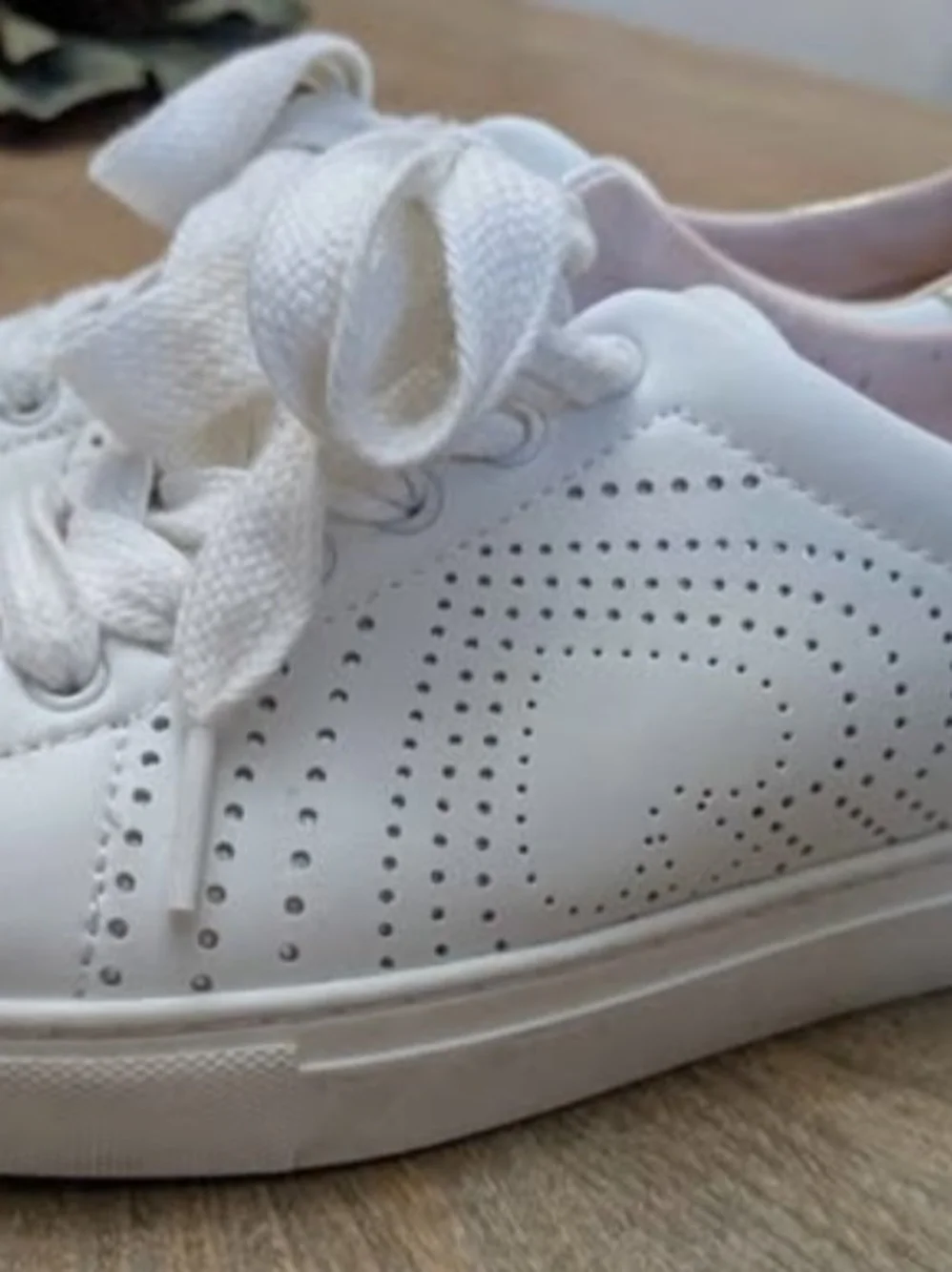 kate spade Aaron White Sneakers with Gold Heel Patch Size 6.5